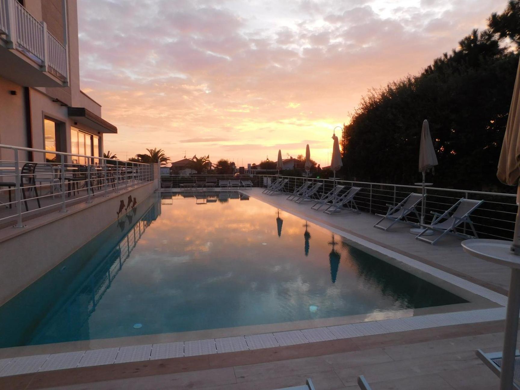 מרינה די פיאטרסנטה Hotel Oceano מראה חיצוני תמונה